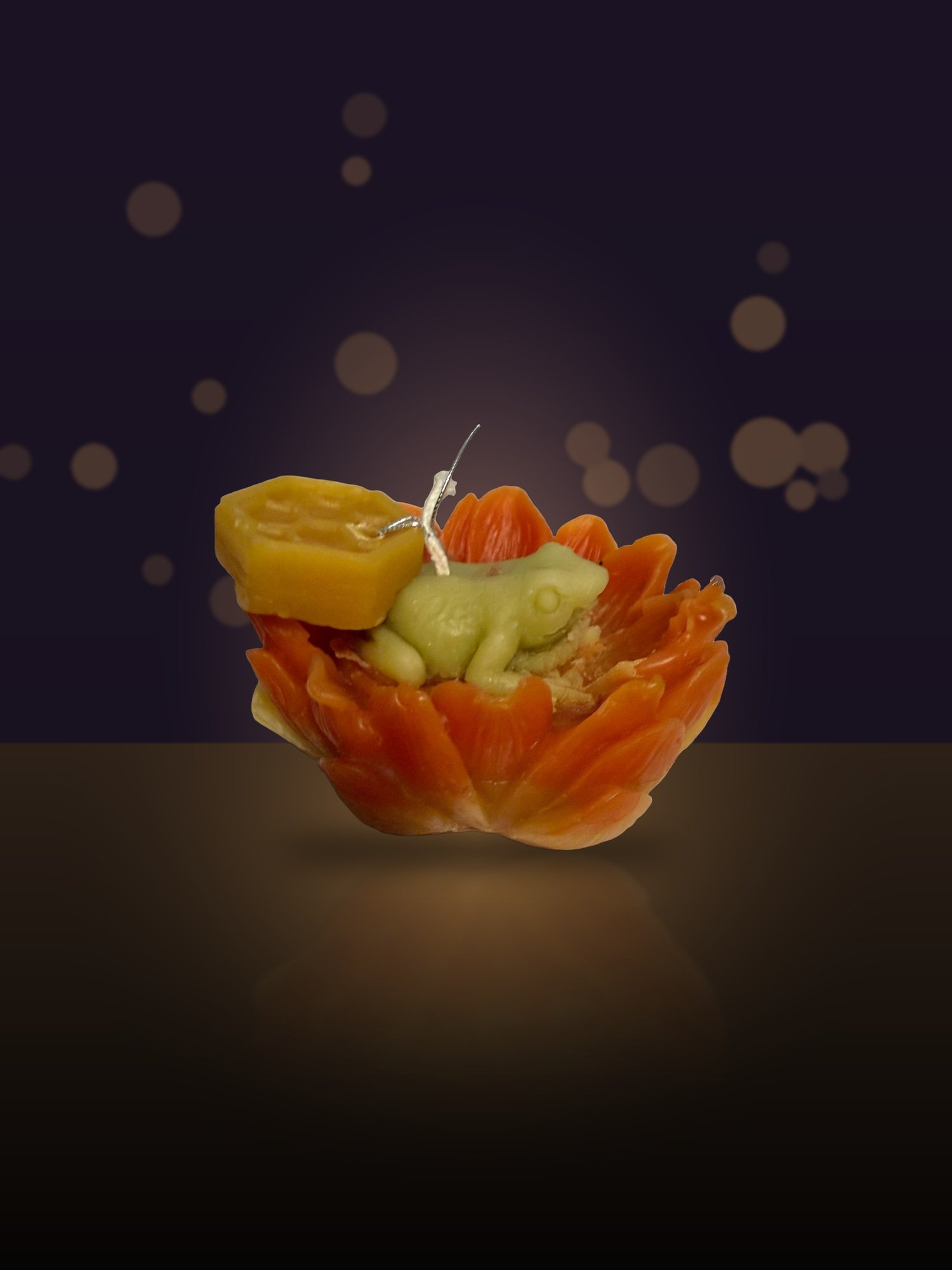 Maine Beeswax Frog on a Lily Candle - Image 2